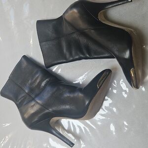 🌸Saks Fifth Avenue Black Heeled Boots with‎ Gold Accents 7.5